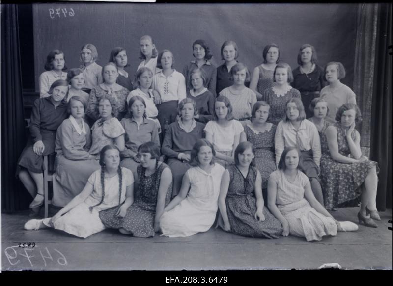 Grupp Paide Ühisgümnaasiumi II b klassi õpilasi koos õpetaja Puskariga.