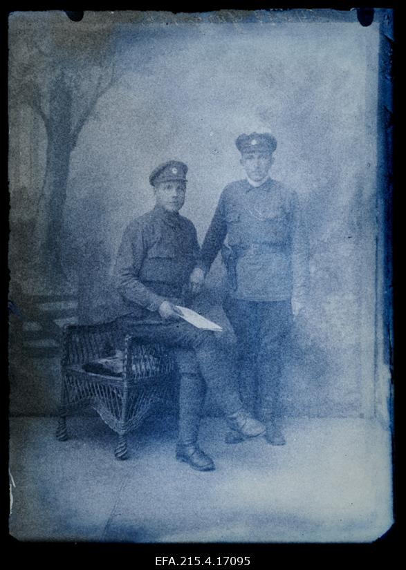 Kaks sõjaväelast, (foto tellija Gurg [Kurg]).