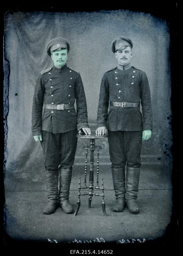 Kaks sõjaväelast, (foto tellija Owtscharoff [Ovtšarov]).