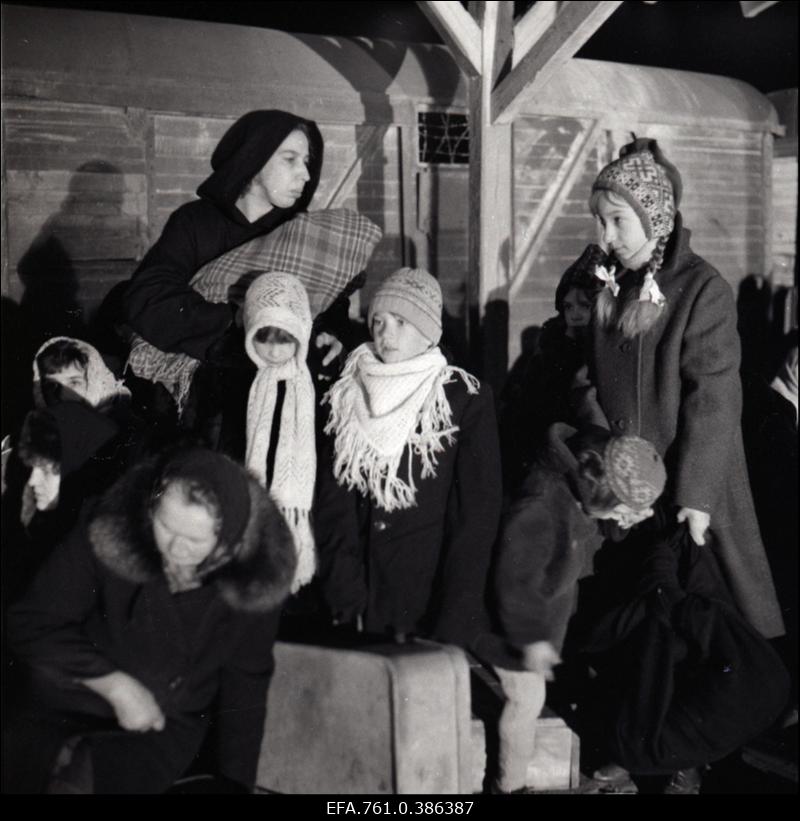 Filmi "Äratus" filmimine. Anne Paluver Salme Petersoni osas, Petersonide lapsed jaamas.