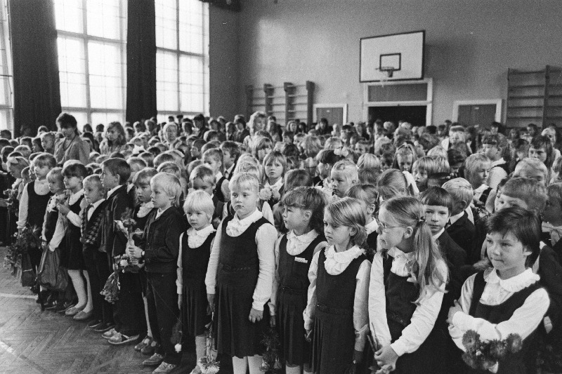 Esimese koolipäeva aktus Tallinna 24. Keskkoolis.