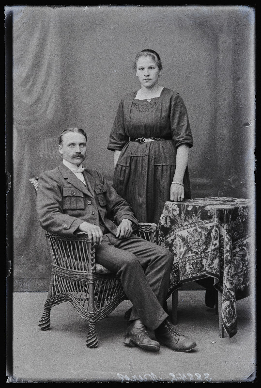 Johann Nurk naisega Hallistest.