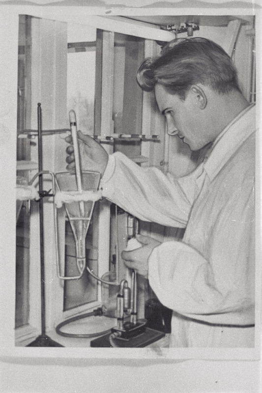 TRÜ taimesüstemaatika- ja geobotaanika kateedri vanemõpetaja bioloogiakandidaat Erich Kukk uurib vetikate kasvatamist loomasöödaks ja tööstuslikuks otstarbeks.