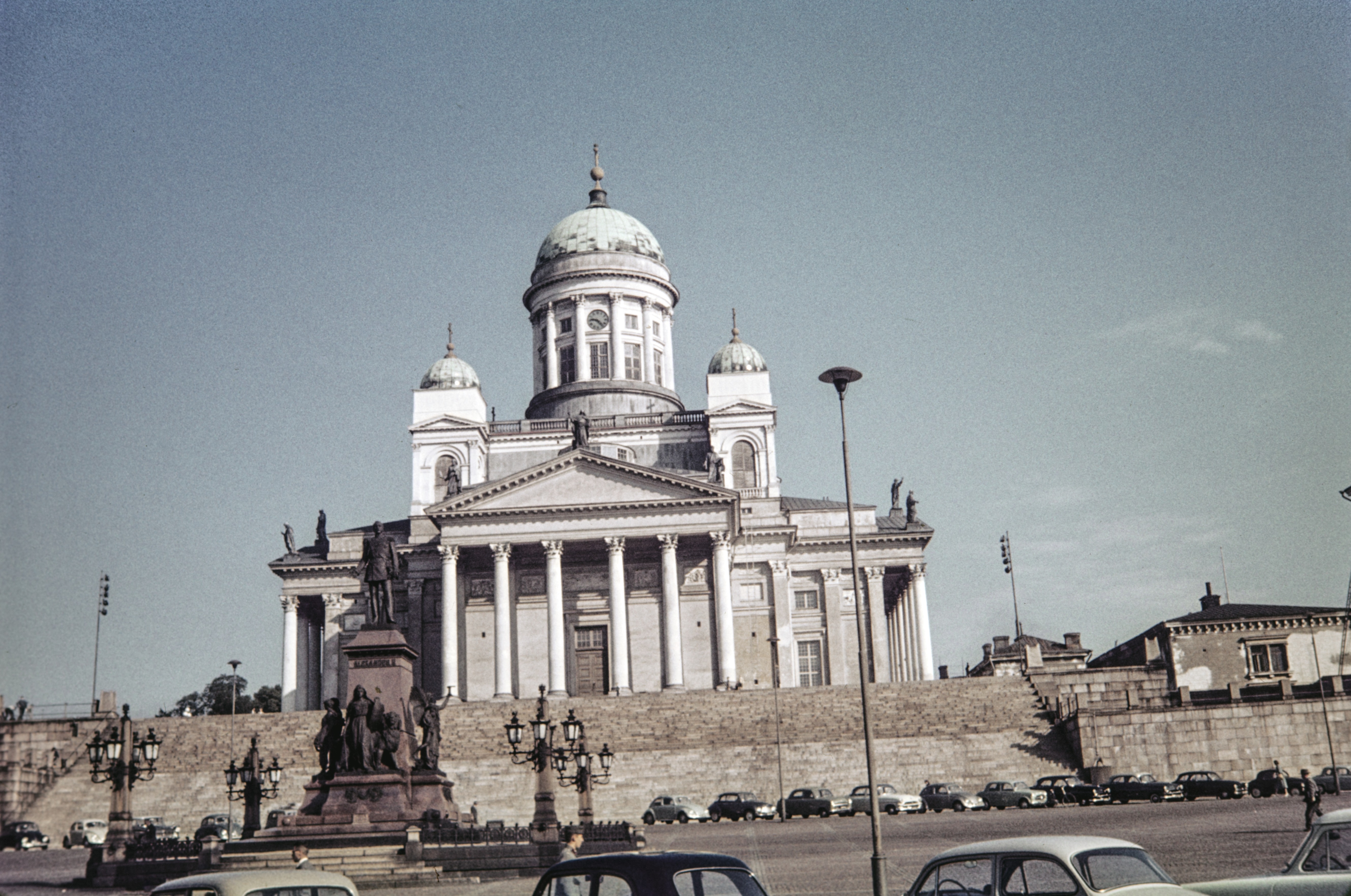 Hallituskatu 7. Senaatintori, Tuomiokirkko ja Aleksanteri II:n patsas.