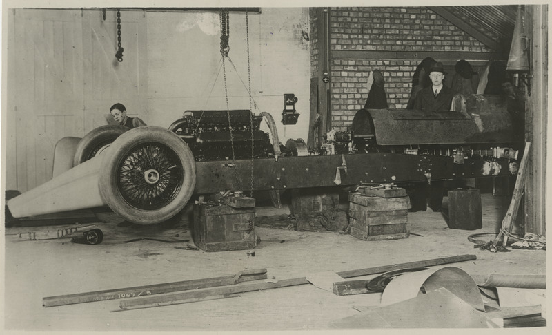 Major Sir Henry O'Neil de Hane Segrave, briti autosportlane ja rekordite omanik, lennuki disainer ning konstruktor oma auto *Golden Arrow* valmimist vaatamas, foto