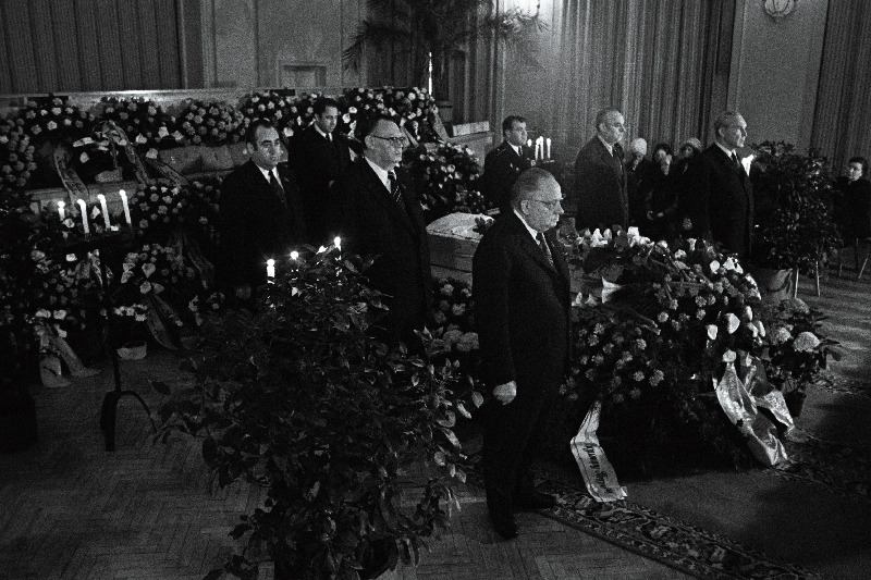 EKP Keskkomitee asjadevalitseja Vladimir Altini matusetalitus Poliitharidusmajas. Esiplaanil paremalt 1. EKP Keskkomitee esimene sekretär J. Käbin, 2. EKP Keskkomitee teine sekretär K. Lebedev.