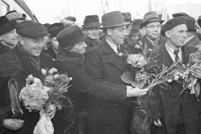 Hispaania vabariikliku armee internatsionaalses brigaadis võidelnud eestlased J. Sillenberg, H. Karu, A. Must ja R. Pikka Balti jaamas.
