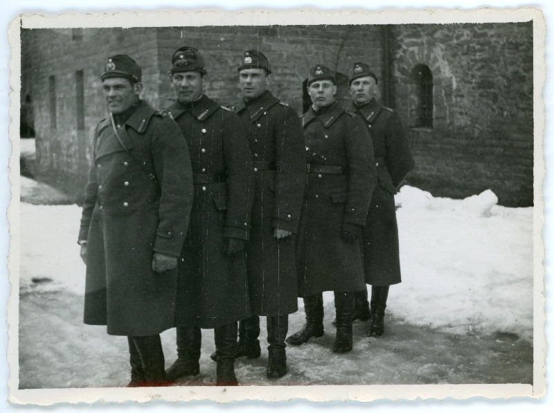 Oskar Uuga koos grupi teiste ohvitseridega Eesti armee vormis