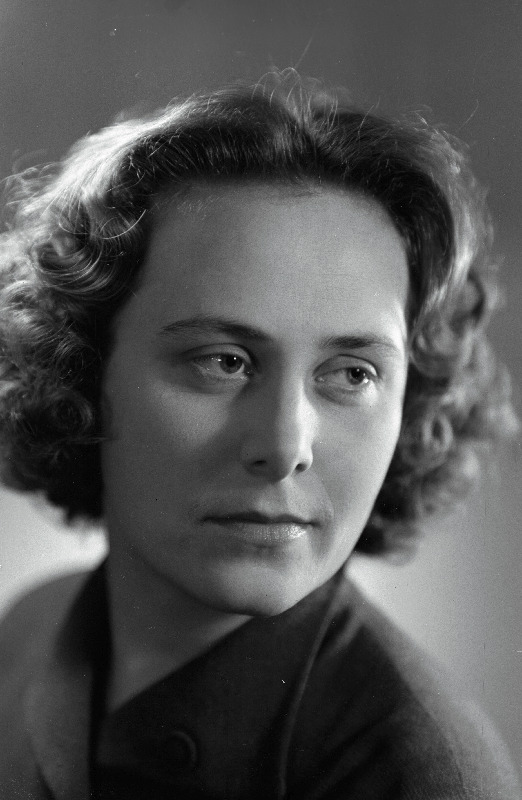 Laidla, Silvia - V. Kingissepa nimelise Tallinna Riikliku Akadeemilise  Draamateatri näitleja.