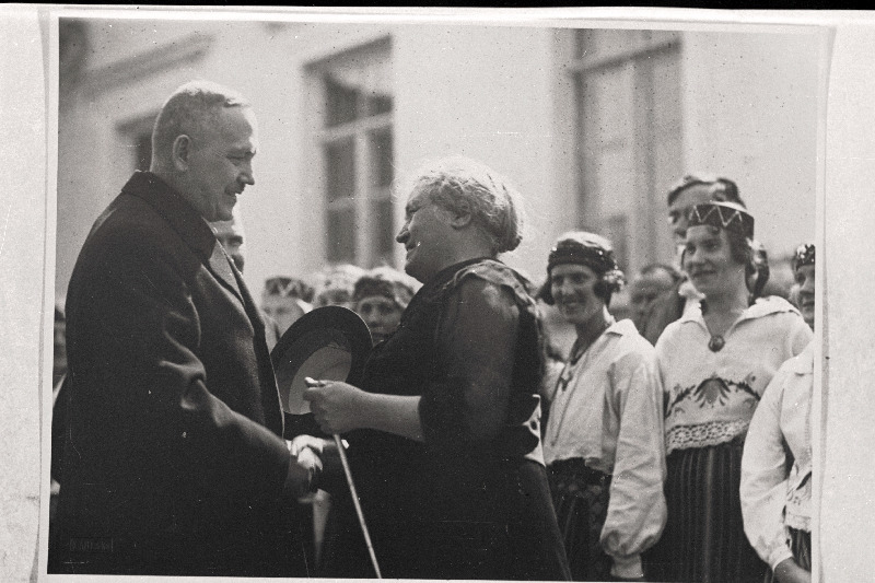 President Relander tervitab Miina Hermanni.