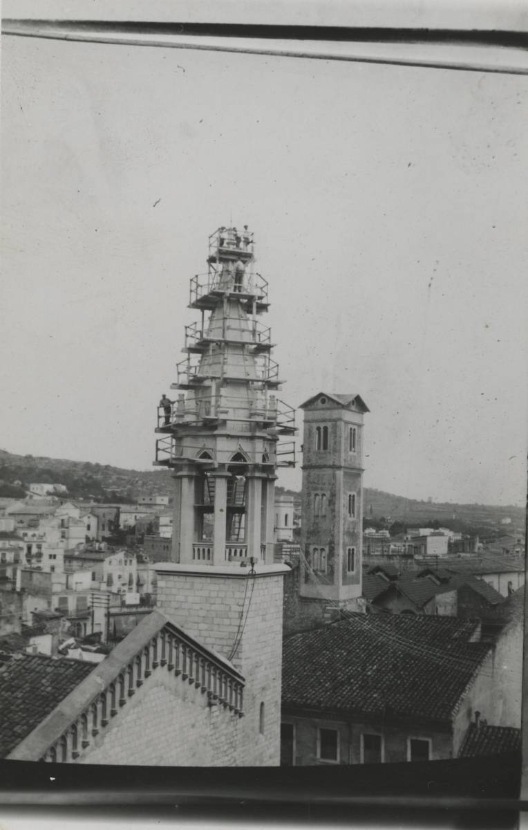 [Construction of the Gothic bell tower of the church of Mercadal] - Construction works of the Gothic bell tower of the church of El Mercadal. Next to it, the Tower of the Waters and in the background, the towers of the church of the Sacred Heart.