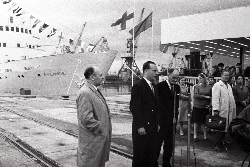 Laevaliini Tallinn-Helsingi avamine mootorlaeva "Vanemuine" reisiga. Vastvalminud reisijate paviljoni juures kõneleb EKP Tallinna Linnakomitee I sekretär Vaino Väljas (keskel).