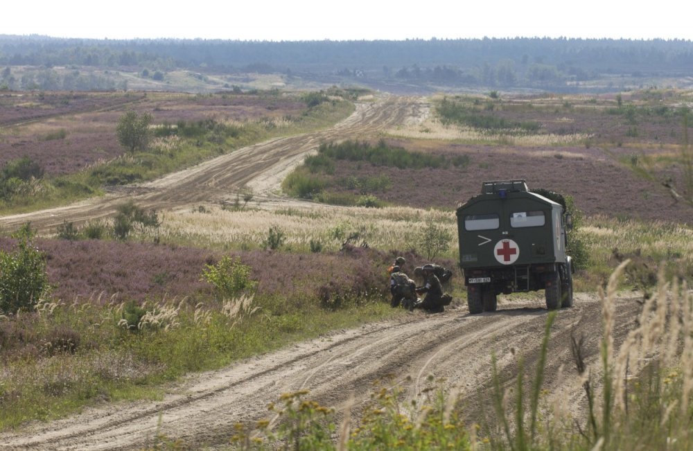 Een Duitse Hanomag ambulance tijdens oefening Bison Prepare.