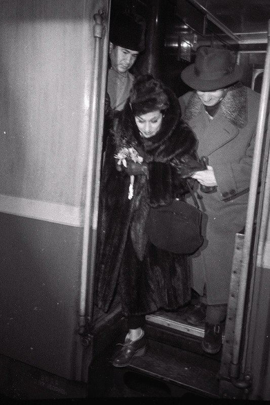 Argentiina lauljatar Yma Sumac maha astumas rongilt Balti Jaamas.