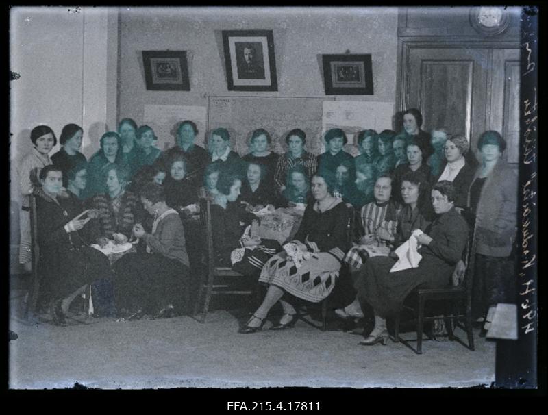 Naiskodukaitsjad näputööd tegemas.