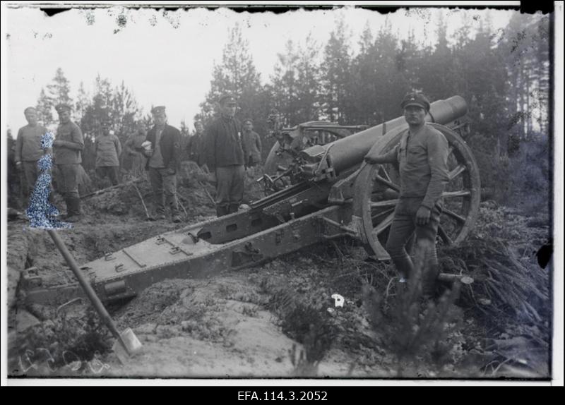 Grupp Eesti kahurväelasi kahuriga.