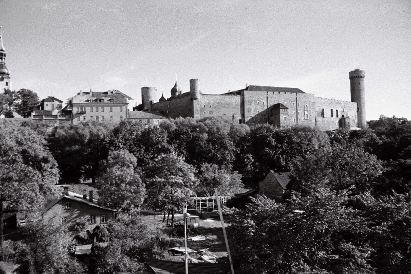 Vaade Toompeale ja Pikale Hermannile raudtee postivalitsuse hoonest.