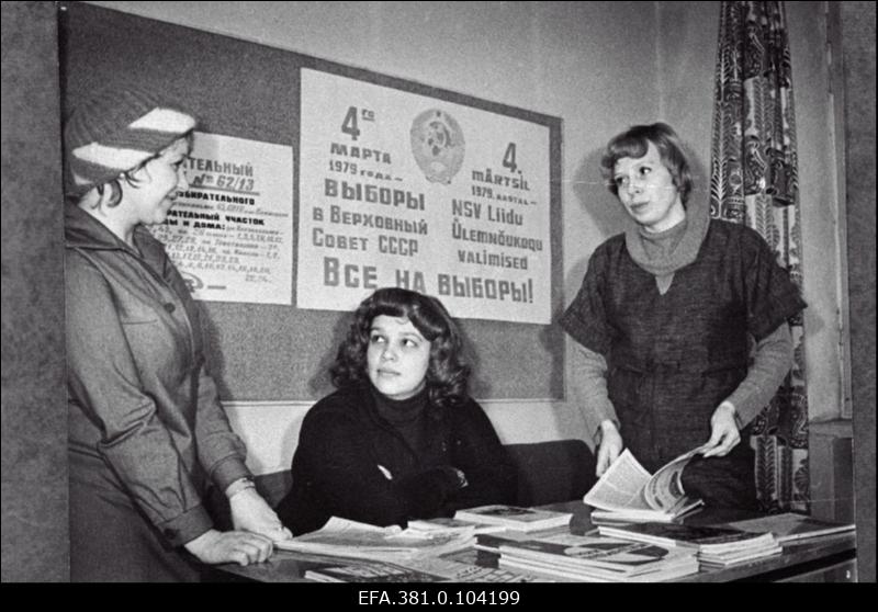 Agitpunkti nr. 62/13 juhataja L. Nikolajeva (vasakult), kutsekeskkooli komsomoliorganisatsiooni sekretär T. Saulina ja agitaator T. Kuznetsova enne NSV Liidu Ülemnõukogu valimisi agitpunktis.