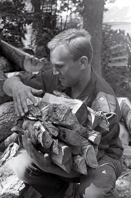 Eesti õpilasmaleva ( 1971? ) pilte Konovere, Audru, Sipa rühma elust - olust. Malevlased küttepuid lõhkumas ja tassimas