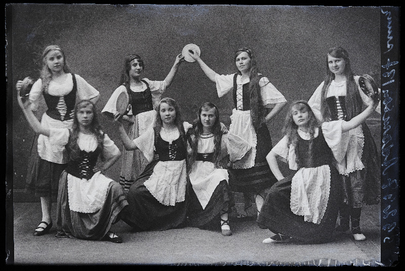 Neidude tantsugrupp, (foto tellija Adamson).