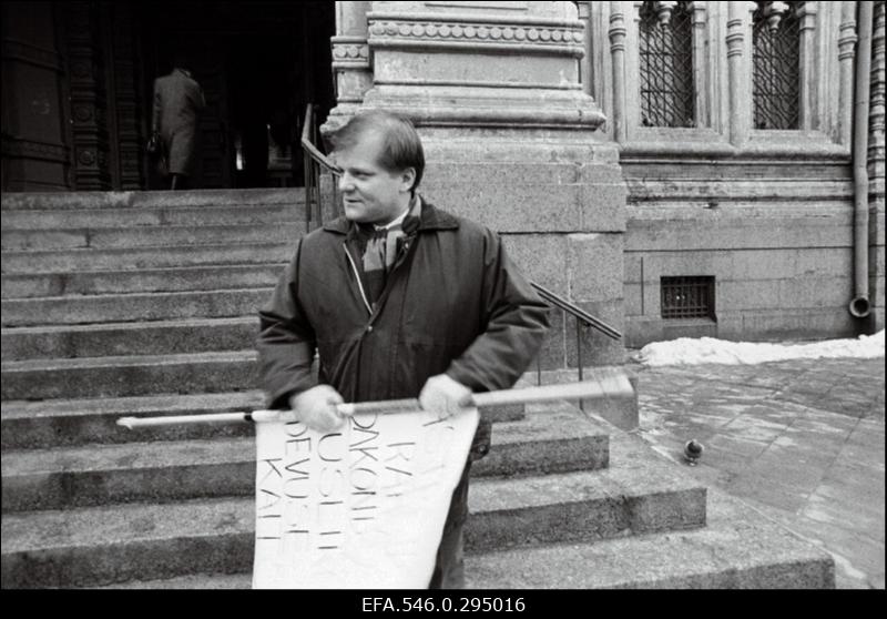 Poliitik Jüri Estam protestib Riigikogus menetluses oleva kodakondsusseaduse vastu.