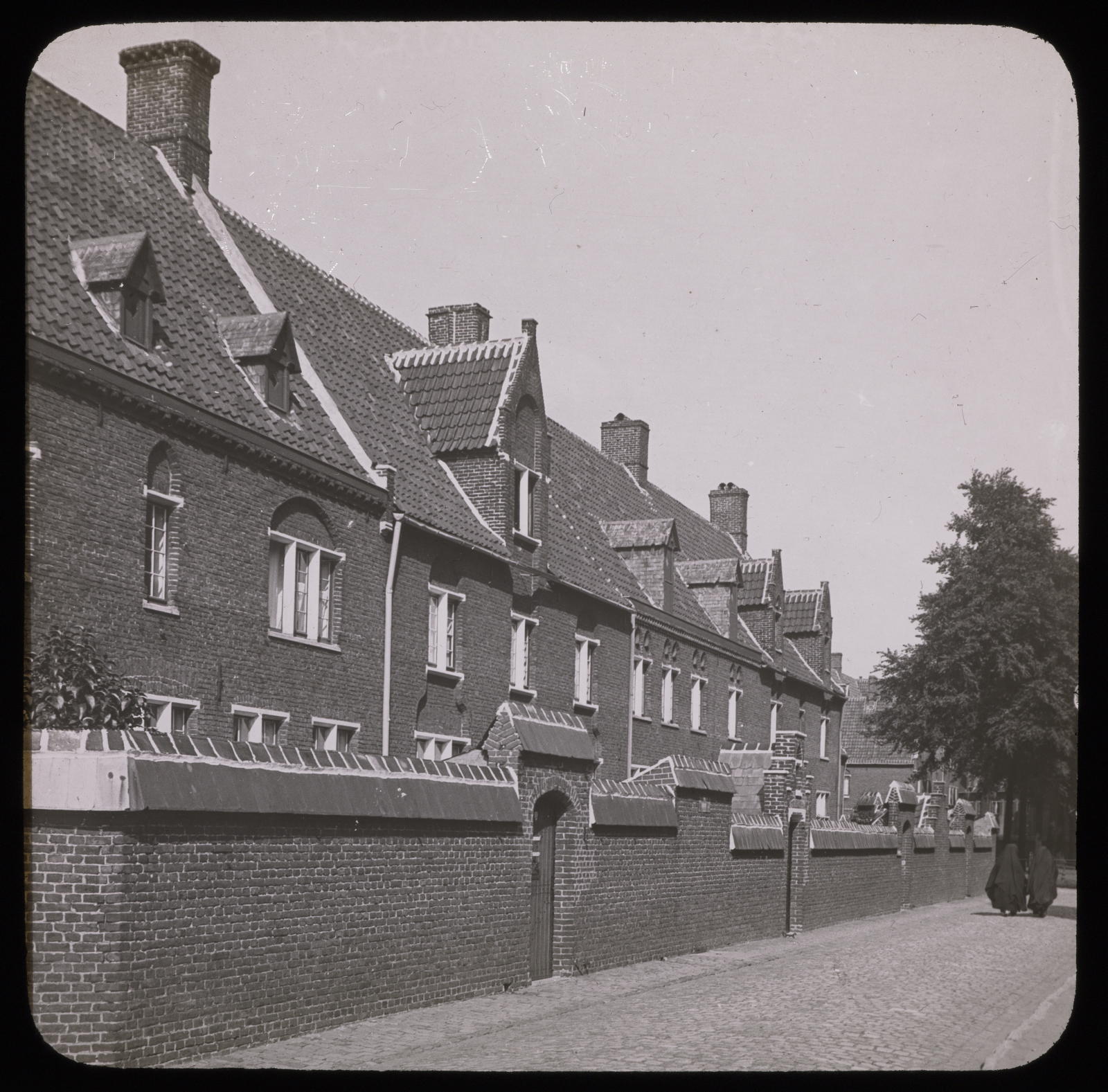 Gand, une rue du grand béguinage Mazo, E. - Ghent (Belgium). Street and beguinea houses