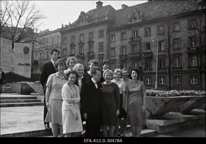 Kirjanike Majas toimuvast deklamaatorite ja näiteringide arutelust osavõtjad kirjanik Eduard Vilde monumendi ees Harju tänaval.
