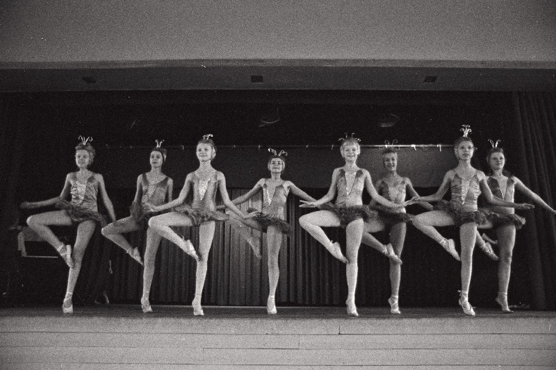 "Jaaniussikeste tants" Tallinna 46. Keskkooli koreograafilise ansambli esituses.