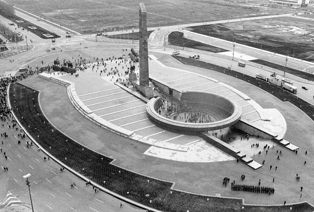 RIAN archive 71157 The Heroic Defense of Leningrad monument - “The Heroic Defense of Leningrad monument”. The monument honoring the heroic defense of Leningrad in 1941-1943 and routing of German Nazi forces in 1944 by Mikhail Anikushin.
