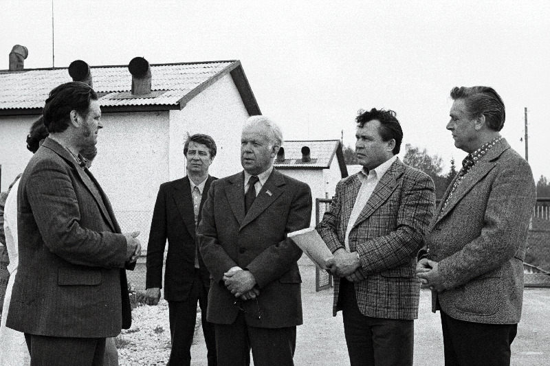 EKP Keskkomitee esimene sekretär Karl Vaino (keskel) vestleb EKP Haapsalu Rajoonikomitee esimese sekretäri Peeter Kaševi, Haapsalu Rajooni RSN Täitevkomitee esimehe Hans Mägedi ja "Külvaja" kolhoosi esimehe Helmar Valperiga "Külvaja" kolhoosis.