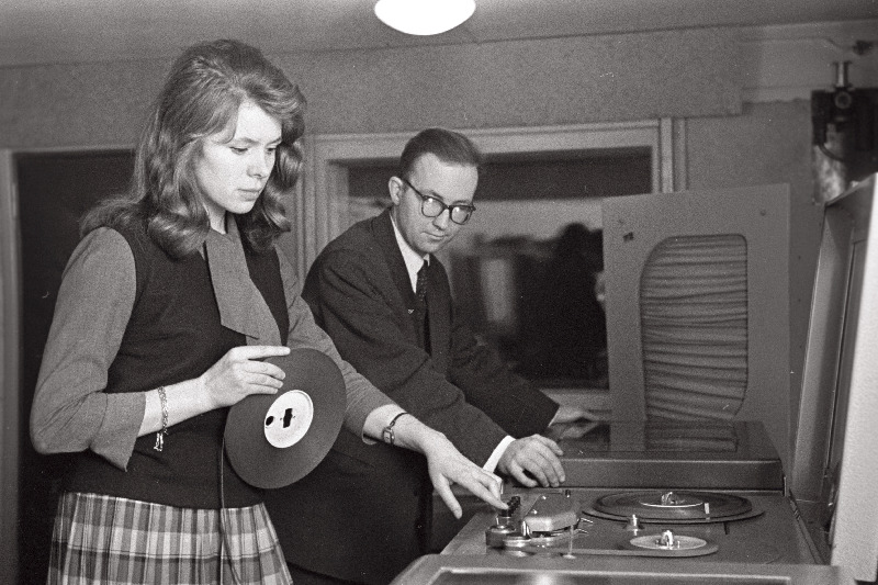 TRÜ pressiklubi liikmed ajaloo-keeleteaduskonna eesti-filoloogia osakonna IV kursuse üliõpilased H. Pliess (vasakul) ja I. Padernik raadiosaadet koostamas.