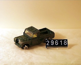 Land rover. Grøn. "Land Rover 109" W.B.". Den mangler alle 4 dæk. Gorgi Toys patent application 21101/59 made in GT. Britain.

Proveniens: 
Genstanden er fundet uregistreret på magasin i forbindelse med gennemgang af genstande for udflytning til magasin i Randersgade.