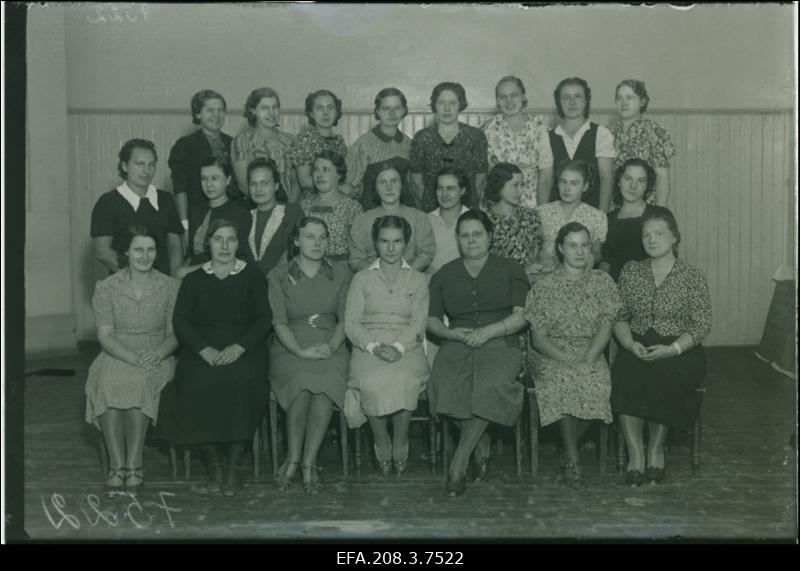 Grupp naiskodukaitse majapidamise kursusest osavõtjaid.