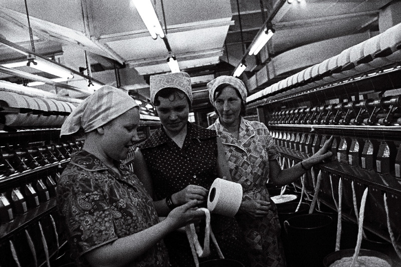 Puuvillakombinaadi "Balti Manufaktuur" ketrajad, kes masinatel BD-200 töötades võtsid enda hoolde normist suurema teenindustsooni: vasakult Leonida Kandaurova, Tamara Gridina ja Linda Nõmmeots.