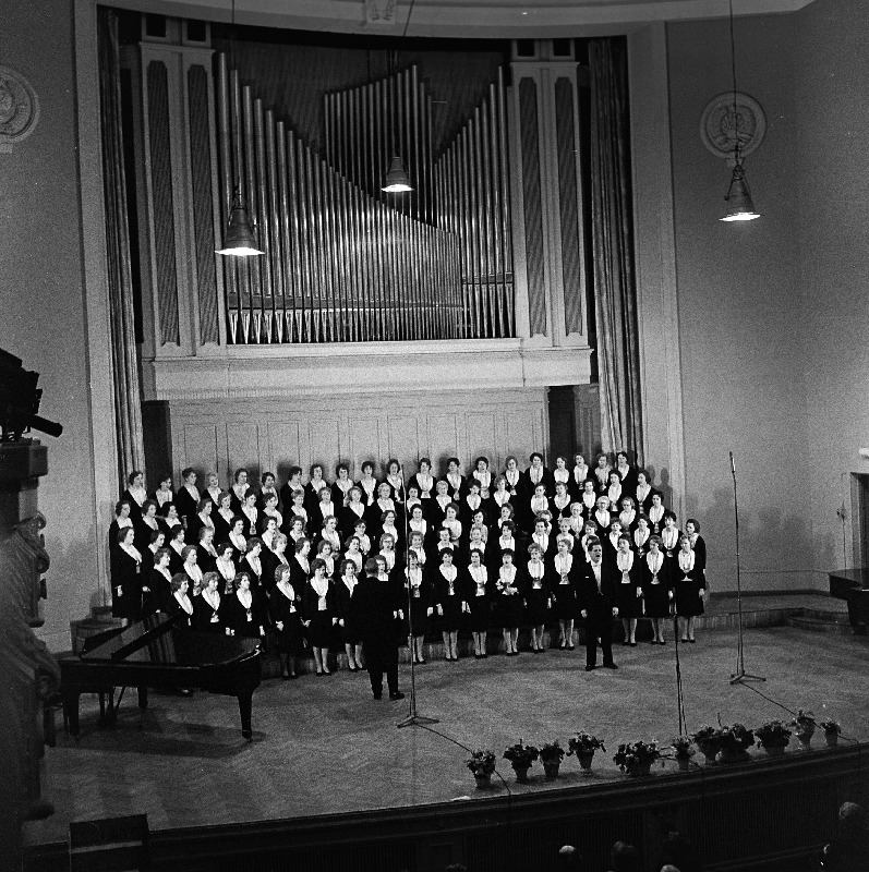 Tallinna haridustööliste naiskoor esinemas "Estonia" kontserdisaalis oma 30.aastapäeva juubelikontserdil.