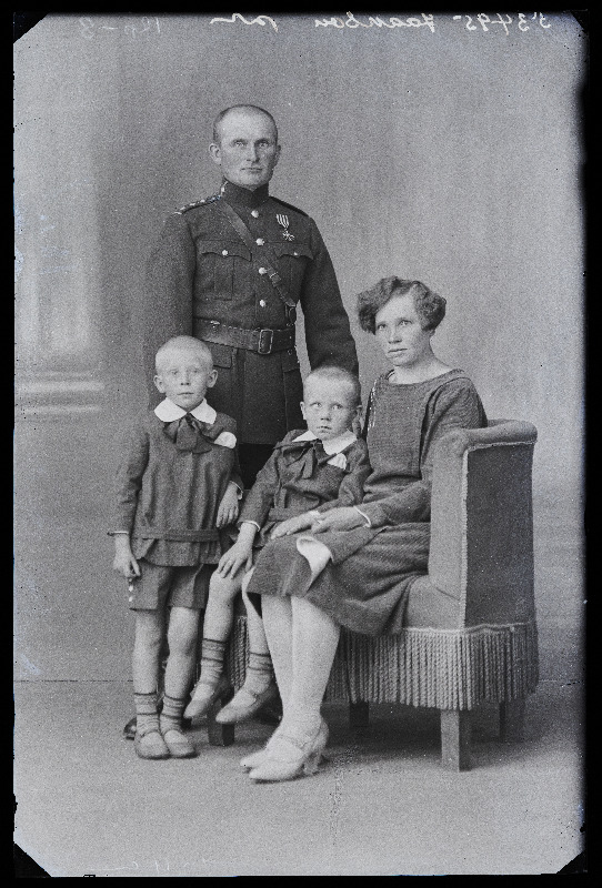 Sõjaväelane kapten Hans Jaakson (Ants Sudemäe), abikaasa Mathilde, pojad Väino ja Kalle.