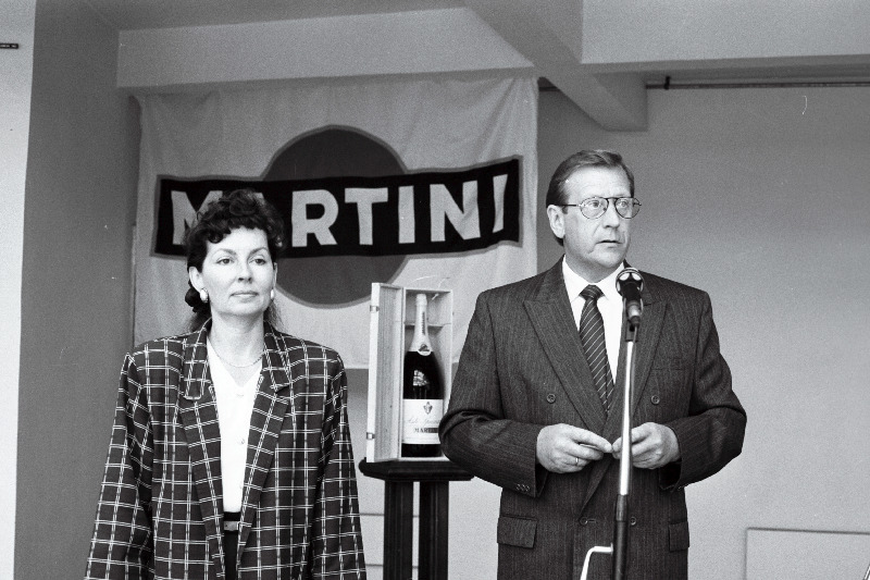 Martini toodete ainumüüja Eestis Foodimpex´i teine direktor Rein Sibul (paremal) lepingu sõlmimisel firmaga Martini & Ross.