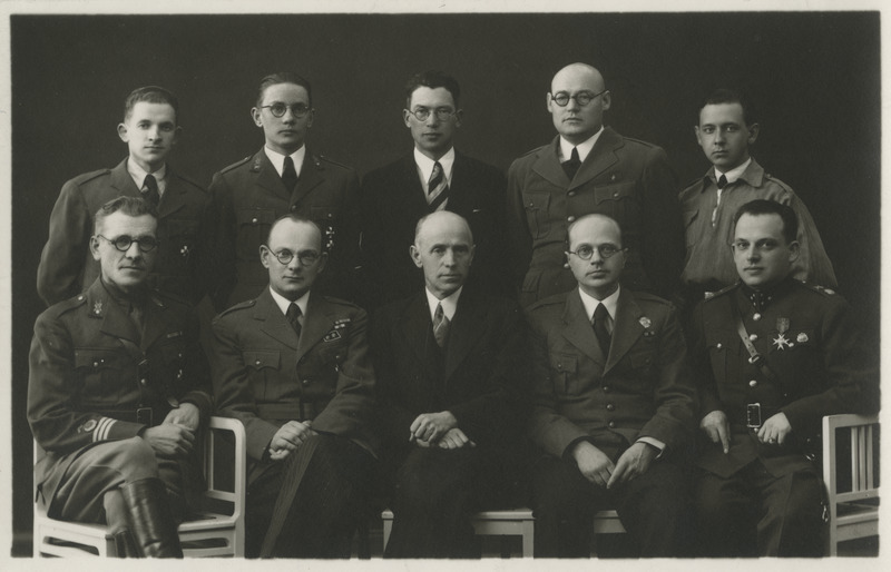 Noorte Kotkaste Tartu maleva staabi liikmed, grupifoto; vasakult istuvad: abipealik leitnant A. Martensi, malevapealik A. Paal, malevavanem K. Luik, varustuspealik E. Valdas, propagandapealik Ed. Looga; seisavad staabiliikmed G. Iltal, A. Einalo, A. Kink, V. Marvet, A. Tomasson