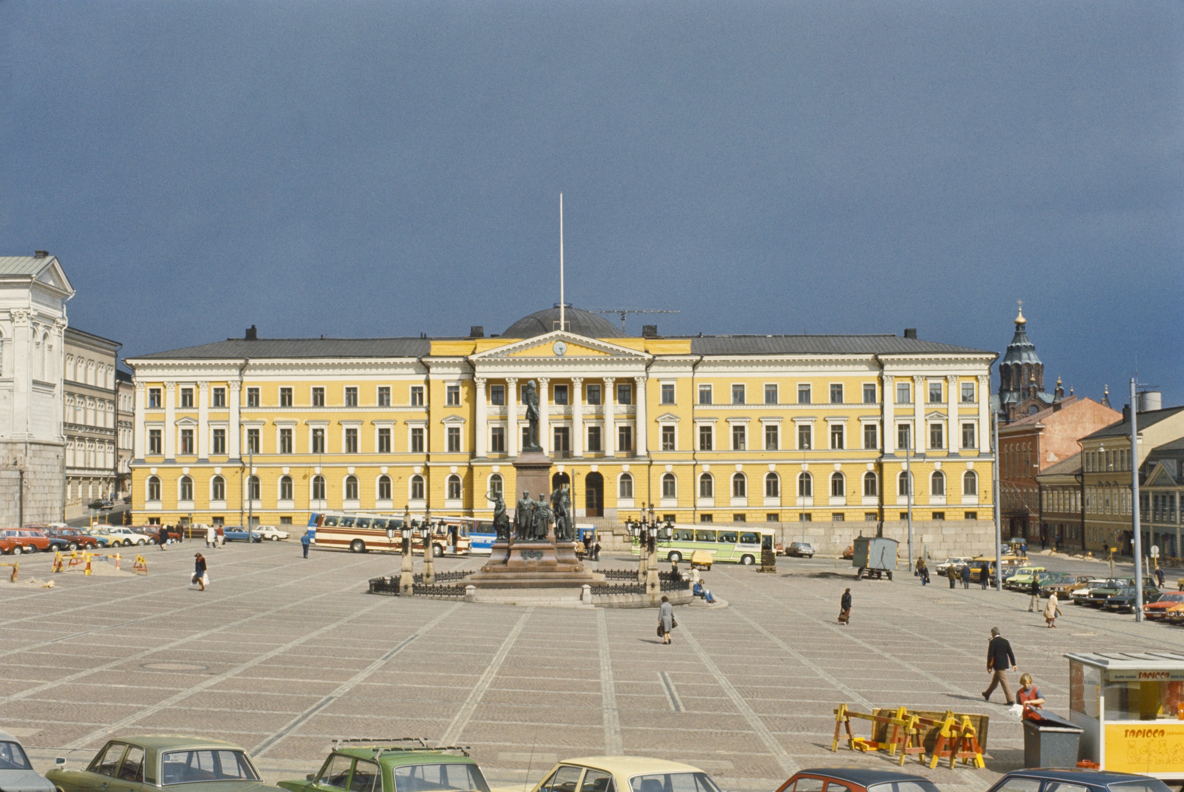 Valtioneuvoston linna, etualalla Senaatintori ja – Aarnio Jalmari,  valokuvaaja - Ajapaik