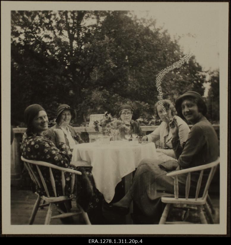 Välisdiplomaatide ringreisil Eestis juulis 1931 osalejad Pärnus. Naised laua ümber istumas.