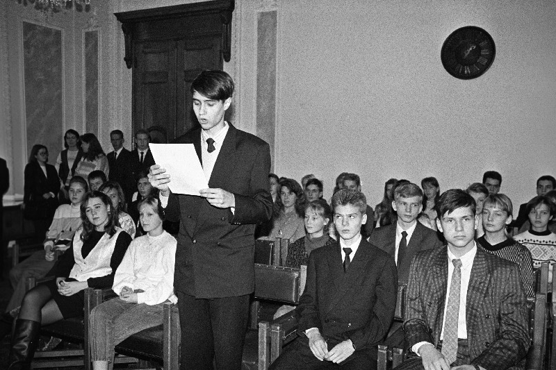 Lapsed Toompeal, õpilased esitavad oma pöördumise peaministrile.