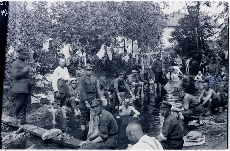 Allohvitseride kooli õppepataljoni sõdurid jões pesu pesemas.
