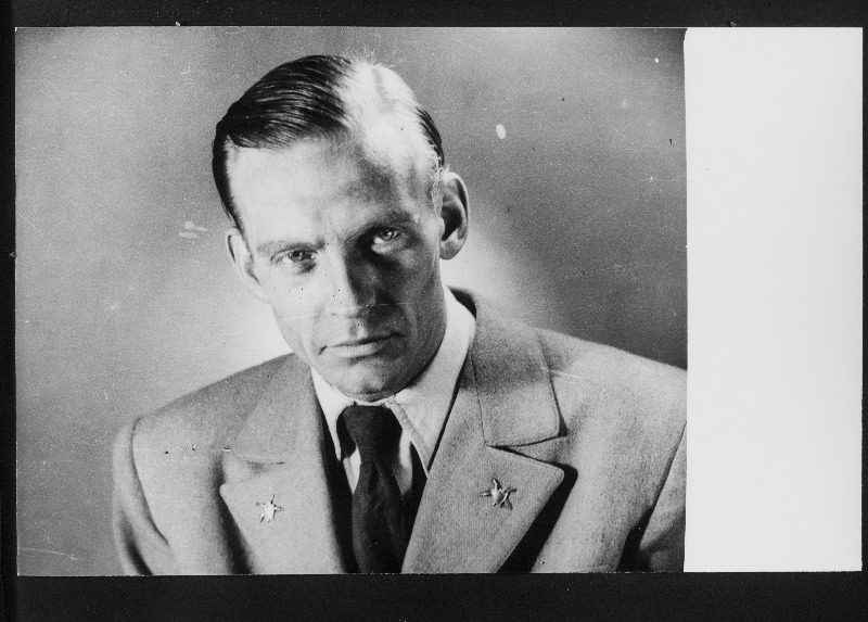 Näitleja Olev Kitsas tõlgi osas K. Simonovi näidendis Noormees meie linnast.