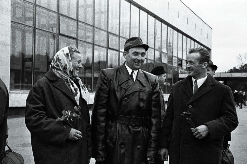 Nõukogude Liidu künnivõistlustel Plovskis hõbemedalid saanud Hilja Kees (vasakult) Pärnu rajooni Rahnoja sovhoosist ja Kustas Lund Rapla rajooni "Tasuja" kolhoosist ning noorte klassis neljandaks jäänud Ermil Vaide tagasijõudmisel Balti jaamas.