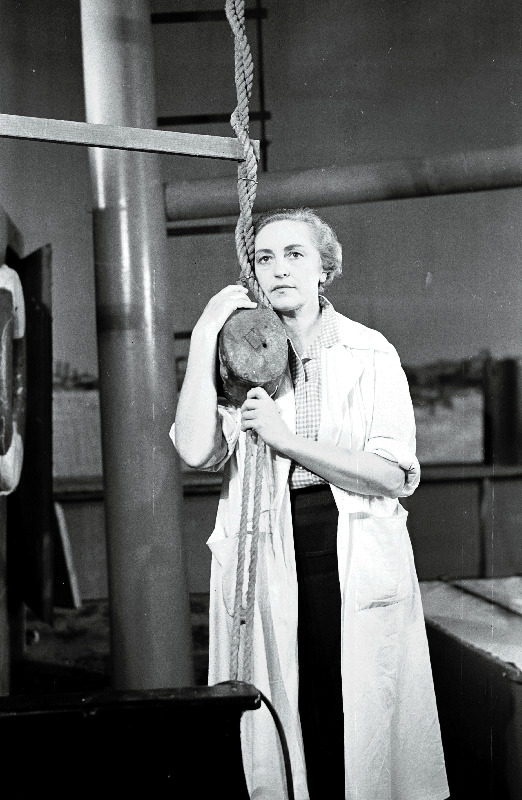 Eesti NSV rahvakunstnik Aino Talvi kokk Esteri osas Juhan Smuuli näidendis Atlandi ookean V. Kingissepa nimelises Tallinna Riiklikus Draamateatris.