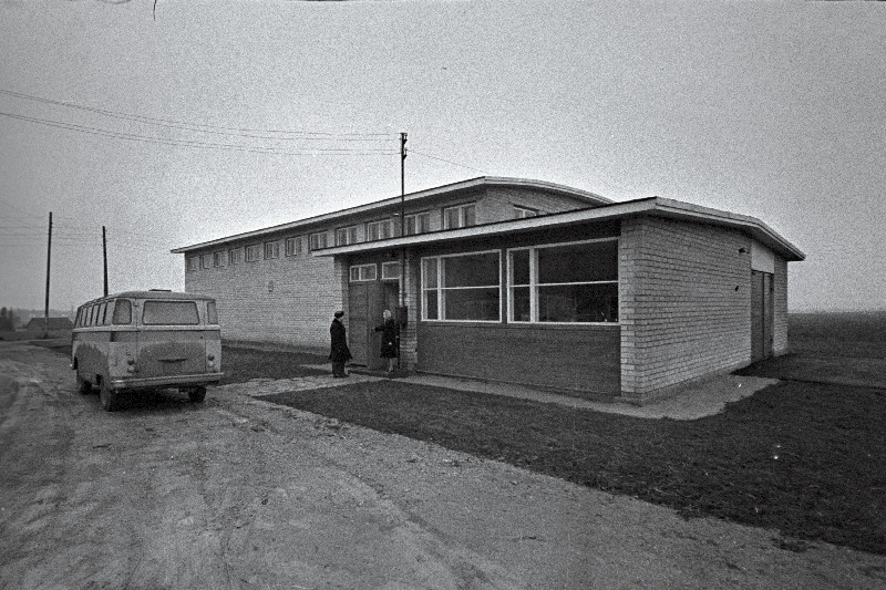 Eesti Maaviljeluse ja Maaparanduse Teadusliku Uurimise Instituudi sileerimise laboratooriumi hoone Sakus.