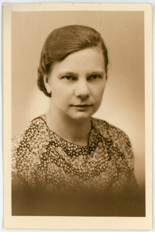 Hallik, Helmi, sünd 1901. Portreefoto välispassi saamiseks esitatud avalduse juurde