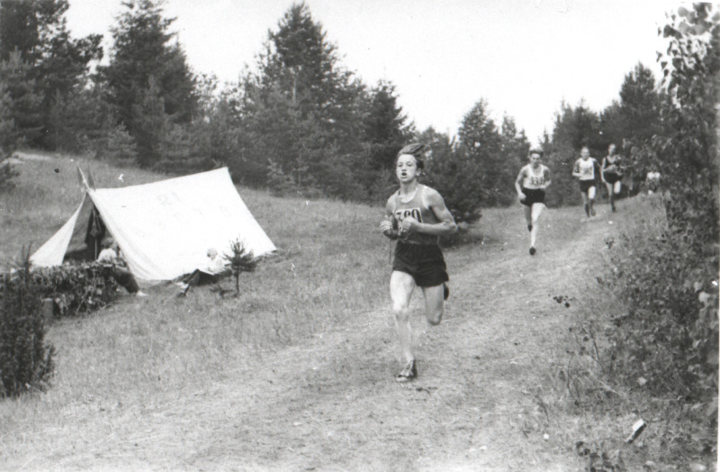1. vabariiklikust õpilaste - kommunistlike noorte kokkutulekust osavõtjad 800 m krossijooksul.