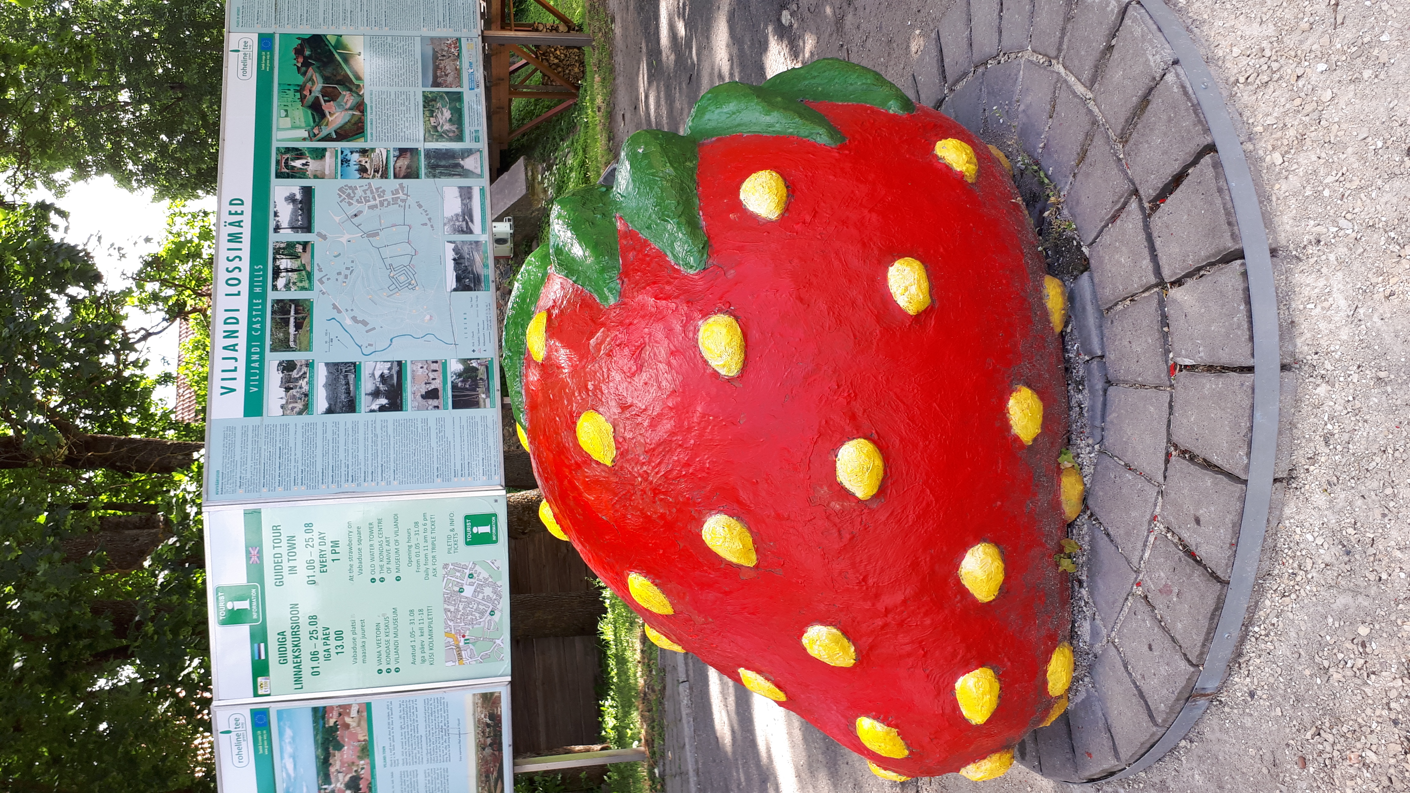 Viljandi strawberry sign - lang