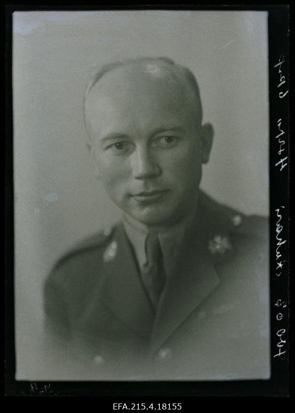 Sõjaväelane, kapten Osvald Luhari (kuni 1936 Limberg), 5. Suurtükiväegrupp.